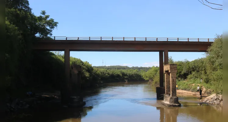 Bombeiros fazem buscas próximo à ponte da Estrada do Kalinoski.