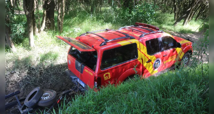 Bombeiros fazem buscas próximo à ponte da Estrada do Kalinoski.