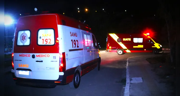 Equipes do Samu e dos Bombeiros durante a ocorrência.