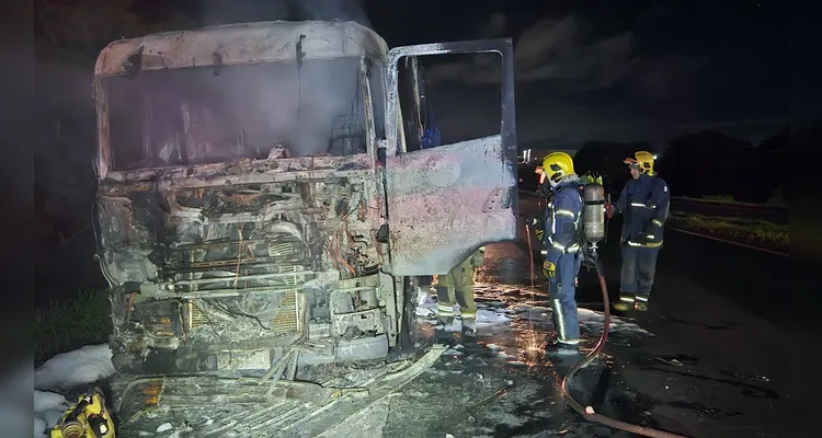 Pista precisou ser interditada para combate ao fogo.