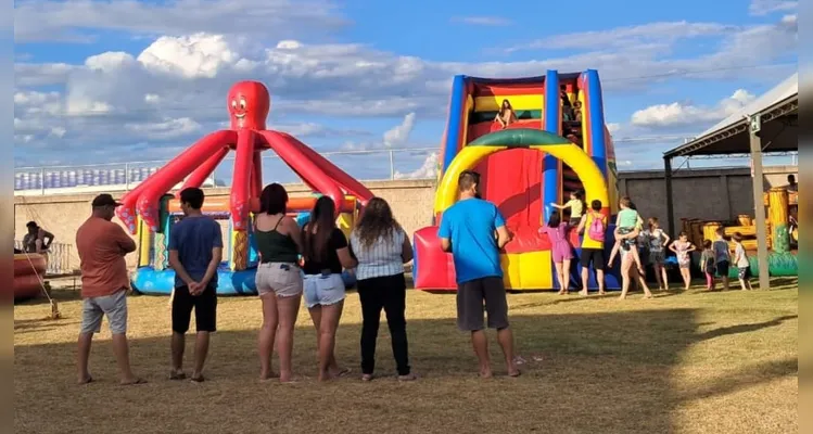 Crianças se divertiram na tarde de sábado (23).