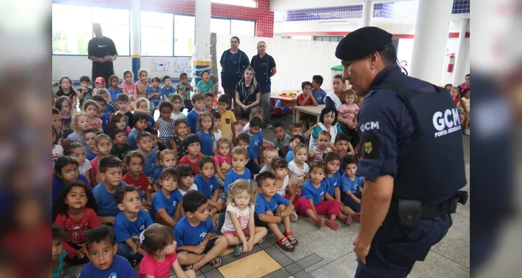 Cerca de 200 pessoas, entre crianças e professores do Município, participaram da atividade.