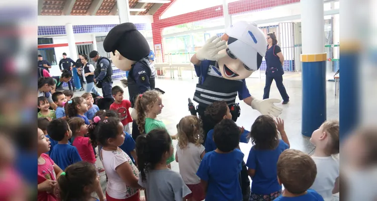 Atividade teve a presença dos mascotes da Secretaria, Valente e Valentina.