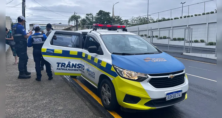 Caminhão da Saúde e carro colidem em curva no Jardim Carvalho