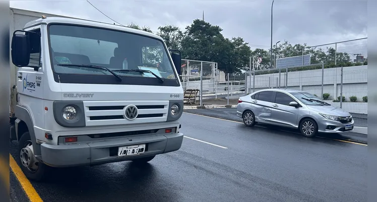 Caminhão da Saúde e carro colidem em curva no Jardim Carvalho