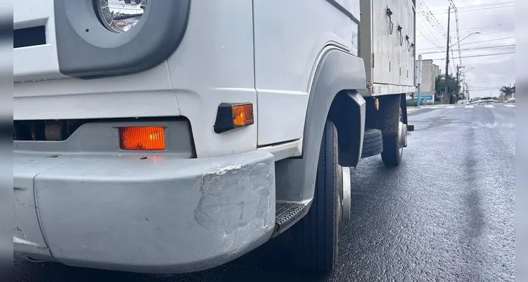 Caminhão da Saúde e carro colidem em curva no Jardim Carvalho