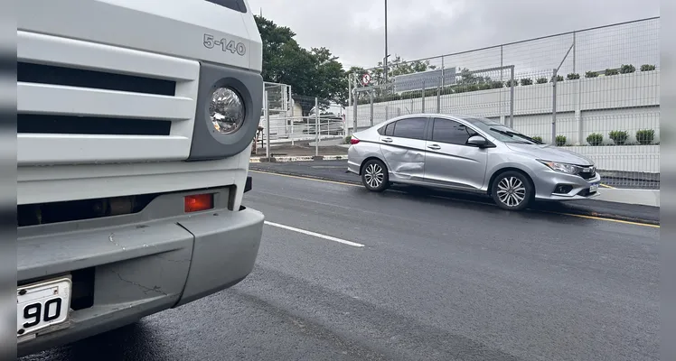 Caminhão da Saúde e carro colidem em curva no Jardim Carvalho