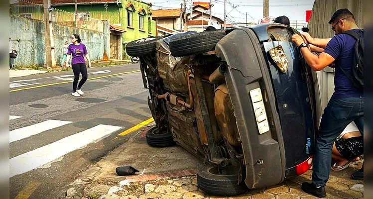 Capotamento na ‘Fagundes Varela’ deixa feridos em Ponta Grossa