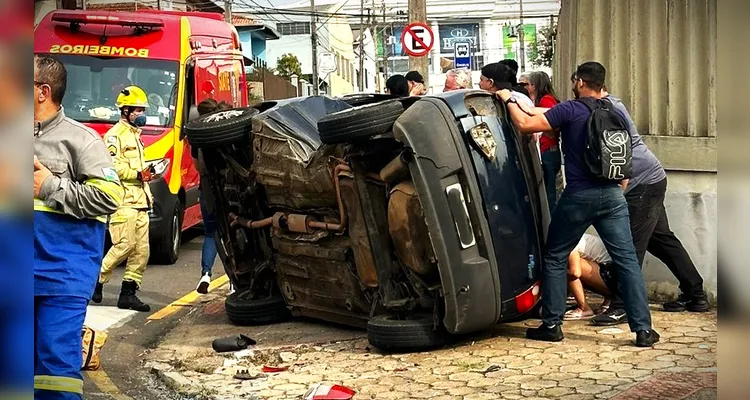 Capotamento na ‘Fagundes Varela’ deixa feridos em Ponta Grossa