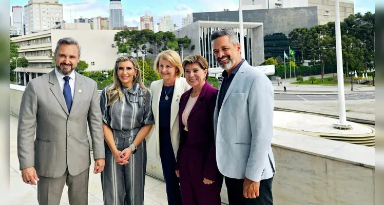 Fabio Oliveira, Flávia Francischini e Márcia Huçulak posam para foto ao lado de Elizabeth Schmidt e Pastor Moisés Faria, no Centro Cívico do Paraná