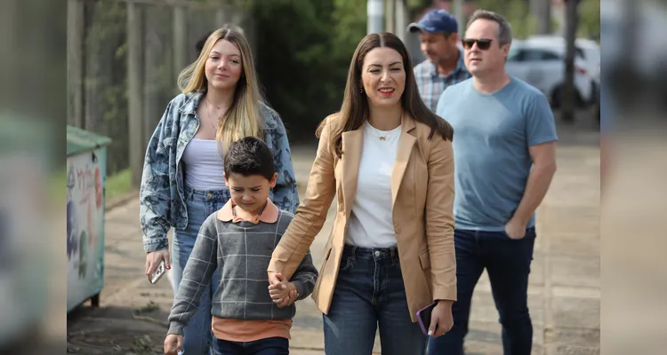 Mabel Canto vota com a família e se mostra confiante com a vitória