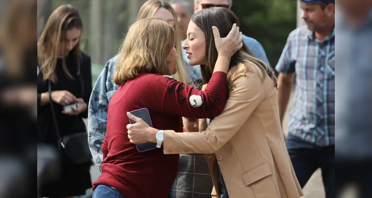 Mabel Canto vota com a família e se mostra confiante com a vitória