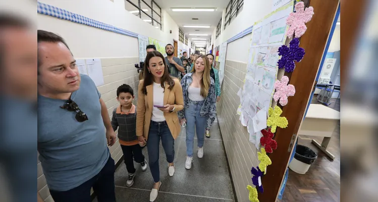 Mabel Canto vota com a família e se mostra confiante com a vitória