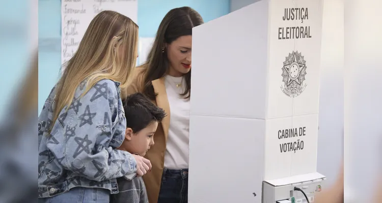 Mabel Canto vota com a família e se mostra confiante com a vitória