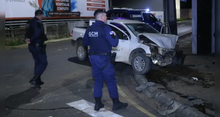 Carros se chocam na 'esquina' do estádio do Operário Ferroviário, na noite desta sexta-feira (5) |