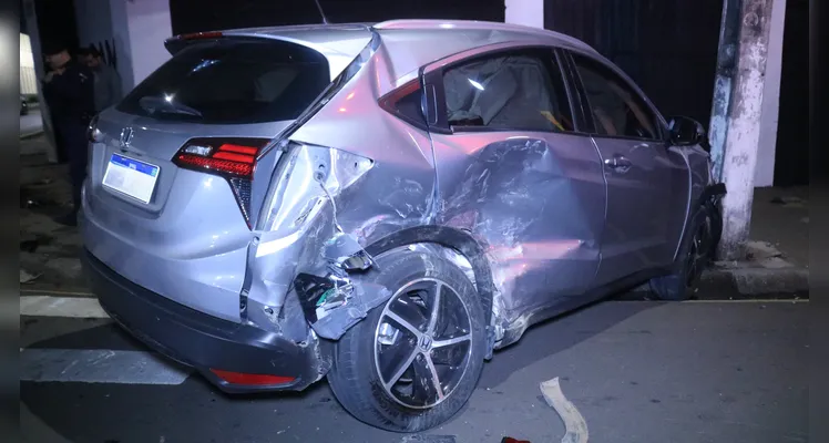 Carros se chocam na 'esquina' do estádio do Operário Ferroviário, na noite desta sexta-feira (5) |