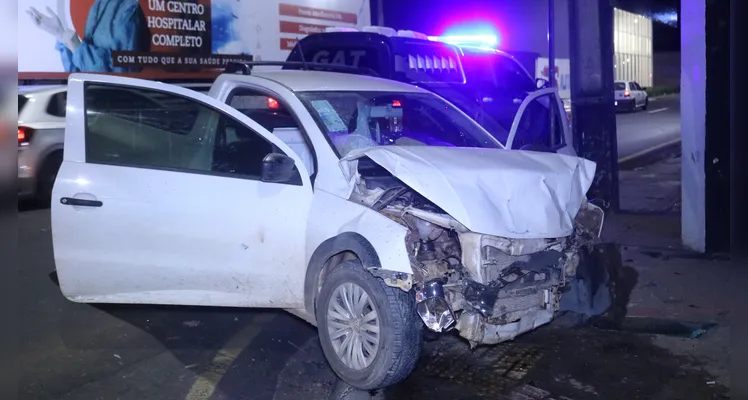 Carros se chocam na 'esquina' do estádio do Operário Ferroviário, na noite desta sexta-feira (5) |