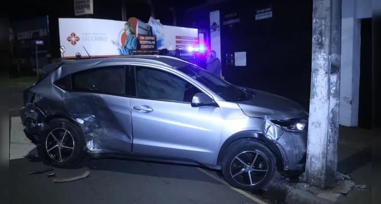 Carros se chocam na 'esquina' do estádio do Operário Ferroviário, na noite desta sexta-feira (5) |