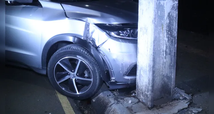 Carros se chocam na 'esquina' do estádio do Operário Ferroviário, na noite desta sexta-feira (5) |