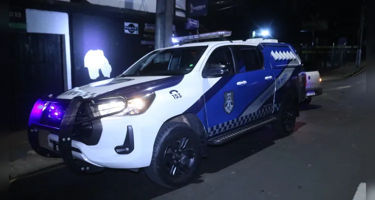 Carros se chocam na 'esquina' do estádio do Operário Ferroviário, na noite desta sexta-feira (5) |