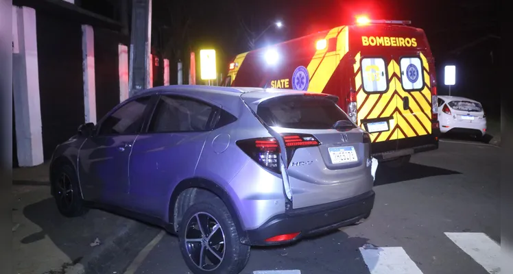 Carros se chocam na 'esquina' do estádio do Operário Ferroviário, na noite desta sexta-feira (5) |