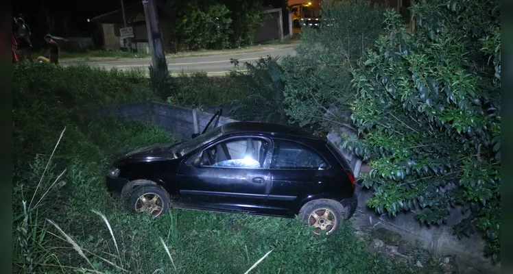 Celta desgovernado bate em muro de residência, na vila Coronel Cláudio, em Ponta Grossa |