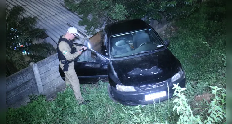 Celta desgovernado bate em muro de residência, na vila Coronel Cláudio, em Ponta Grossa |