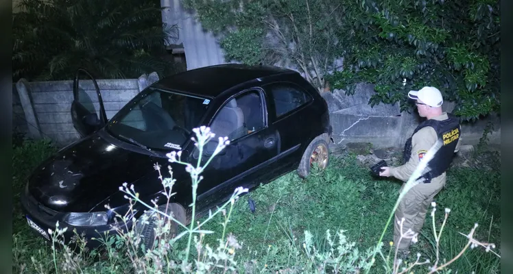 Celta desgovernado bate em muro de residência, na vila Coronel Cláudio, em Ponta Grossa |