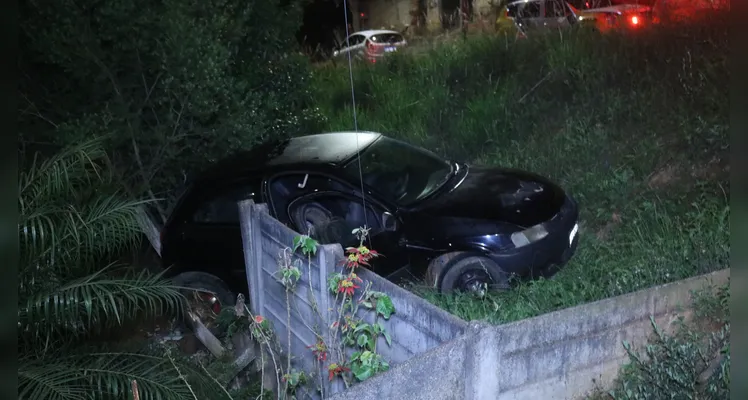 Celta desgovernado bate em muro de residência, na vila Coronel Cláudio, em Ponta Grossa |