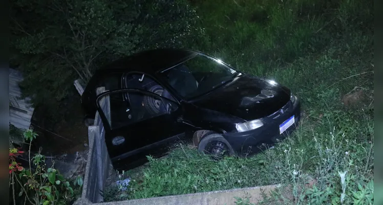 Celta desgovernado bate em muro de residência, na vila Coronel Cláudio, em Ponta Grossa |