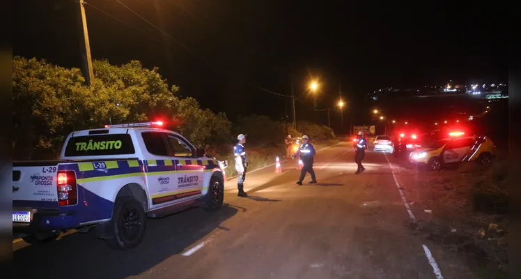 Duas pessoas ficaram feridas devido ao capotamento e precisaram ser encaminhadas para uma casa hospitalar de Ponta Grossa |