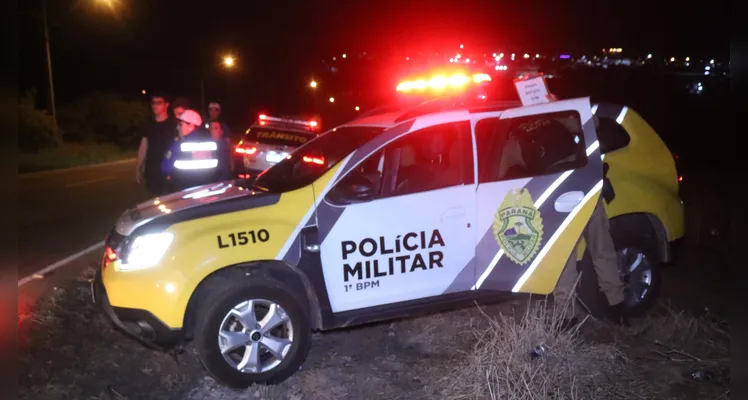 Duas pessoas ficaram feridas devido ao capotamento e precisaram ser encaminhadas para uma casa hospitalar de Ponta Grossa |