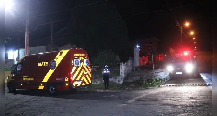 Jovem se fere em colisão entre mobylette e carro, na vila Santa Luzia, em Ponta Grossa |