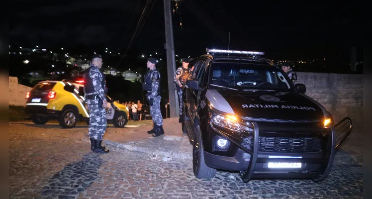 Jovem é vítima de disparos de arma de fogo, na região de Olarias, em Ponta Grossa, na noite de sábado (16) |