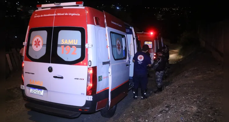 Jovem é vítima de disparos de arma de fogo, na região de Olarias, em Ponta Grossa, na noite de sábado (16) |