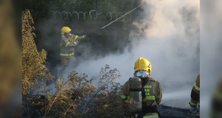 Casa é destruída pelo fogo, na tarde de domingo (18), na Vila San Martin, em Ponta Grossa |