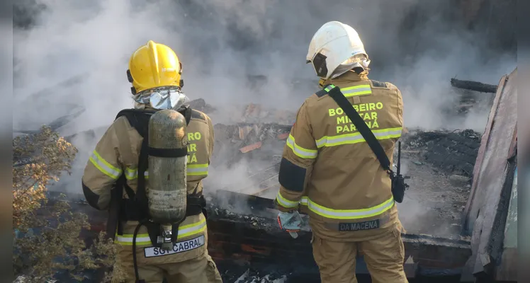 Casa é destruída pelo fogo, na tarde de domingo (18), na Vila San Martin, em Ponta Grossa |