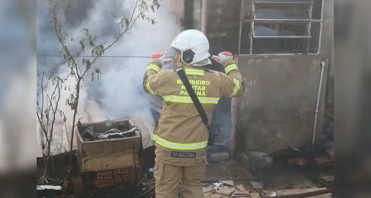 Casa é destruída pelo fogo, na tarde de domingo (18), na Vila San Martin, em Ponta Grossa |