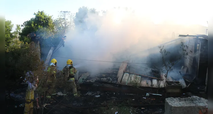 Casa é destruída pelo fogo, na tarde de domingo (18), na Vila San Martin, em Ponta Grossa |