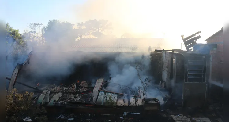 Casa é destruída pelo fogo, na tarde de domingo (18), na Vila San Martin, em Ponta Grossa |