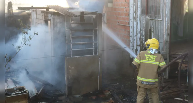 Casa é destruída pelo fogo, na tarde de domingo (18), na Vila San Martin, em Ponta Grossa |