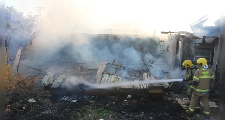 Casa é destruída pelo fogo, na tarde de domingo (18), na Vila San Martin, em Ponta Grossa |