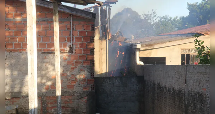 Casa é destruída pelo fogo, na tarde de domingo (18), na Vila San Martin, em Ponta Grossa |