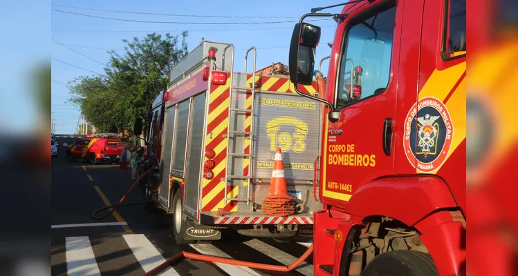 Casa é destruída pelo fogo, na tarde de domingo (18), na Vila San Martin, em Ponta Grossa |