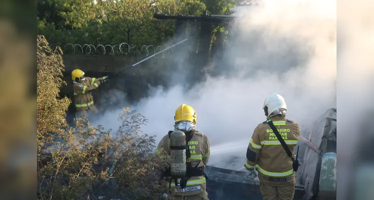 Casa é destruída pelo fogo, na tarde de domingo (18), na Vila San Martin, em Ponta Grossa |