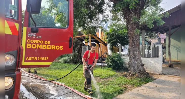 Corpo de Bombeiros foi mobilizado para combater o fogo.