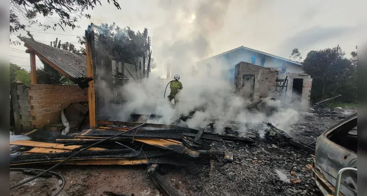 Dois veículos foram destruídos pelo fogo.