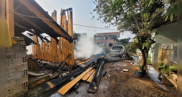 Residência incendiada era mista.