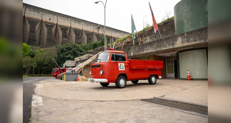 Veículo está exposto em frente à sede do Corpo de Bombeiros da Usina.