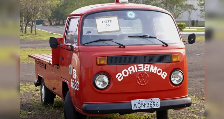 Kombi vermelha, com placa original ACN 3696, ano 1992.